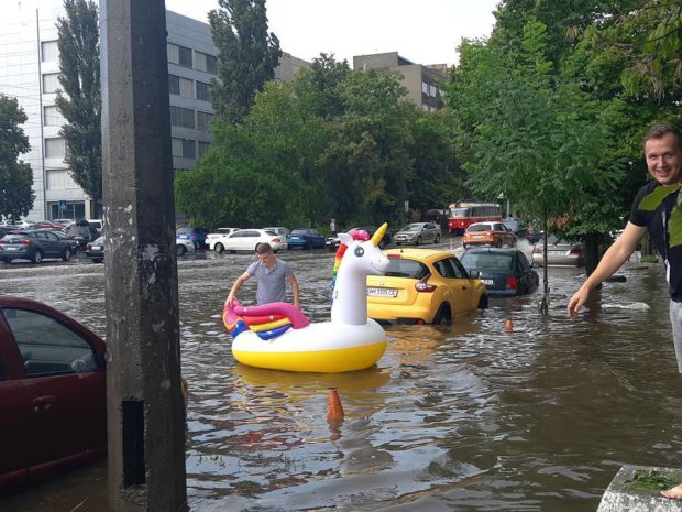 Київ пішов під воду, люди виносять надувні матраци на вулиці: фото і відео потужної зливи