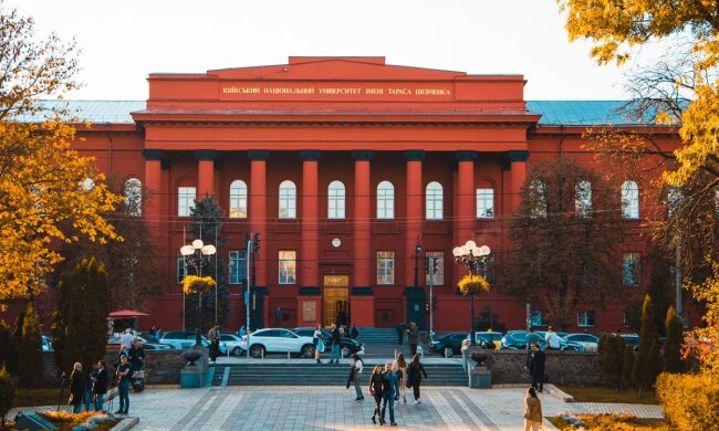 Червоний корпус університету Шевченка пофарбували: як тепер виглядає головний університет столиці