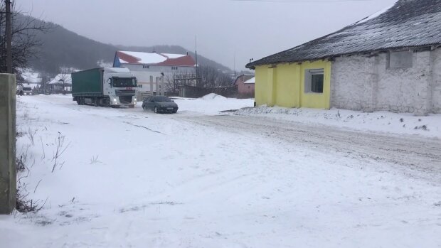 На Тернопільщині виріс сніговий Еверест, українці взялися за лопати: "Не поїдемо, а попливемо"