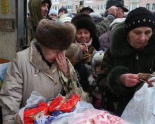 Поки українці бідніють, влада рапортує про збільшення зарплат