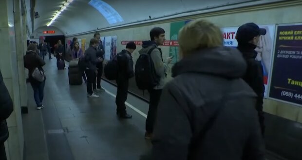 Киевляне рванули в открытое метро и "провалили" план Кличко - без перчаток, дистанции и с температурой