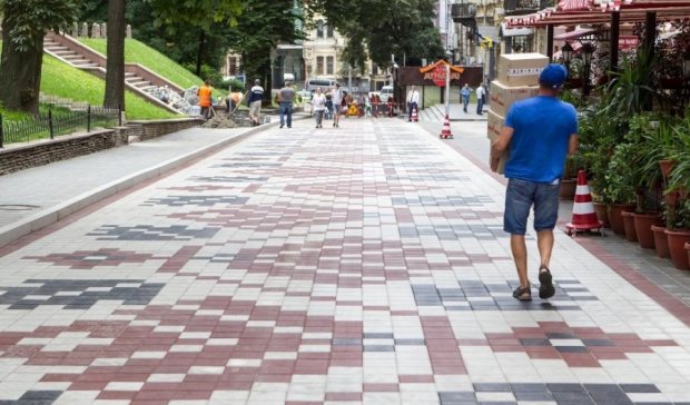 Чиновники потратили 1,5 миллиона гривен на "тротуар-вышиванку" 