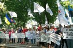 Під Франківськом на вулиці вийшли сотні людей, так жити не можна: що вимагають білі халати