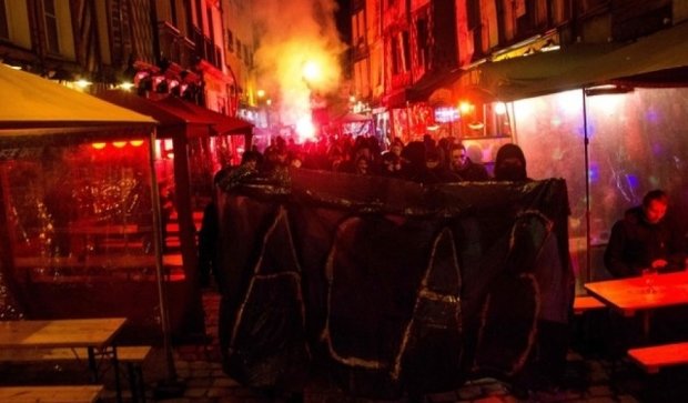 Бунт у Парижі: люди полюють на поліцейських 