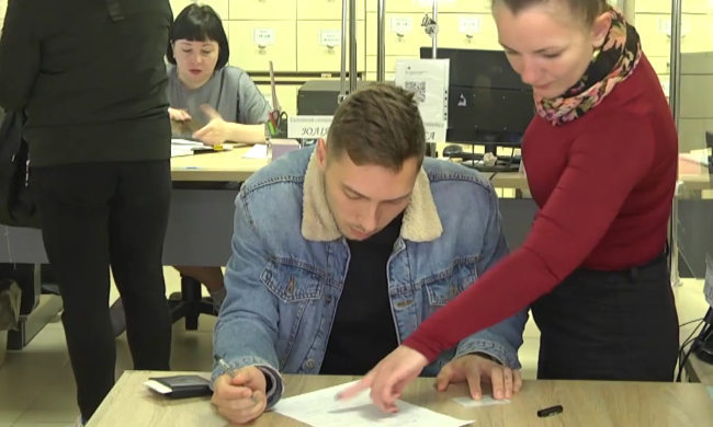 Оформлення соцдопомоги. Фото: скрін youtube