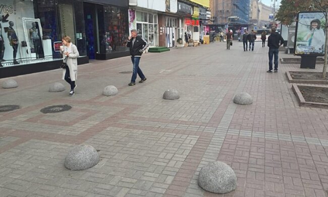 Столичний Хрещатик вкрився пухирцями (фото)