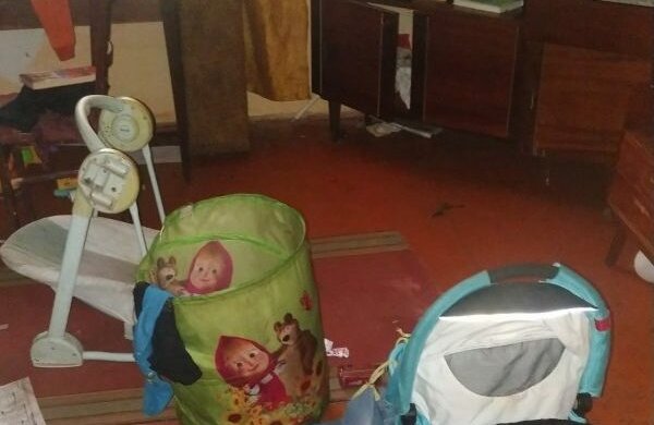 На Франковщине шестерых малышей вызволили из дома-свалки: спали в мусоре, объедки вместо завтрака
