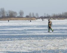 Провалились под лед: прогулка по Днепру закончилась трагедией
