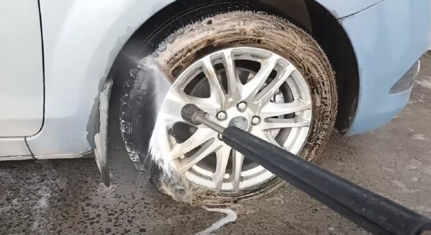 Вымыть колеса. Фото: Youtube