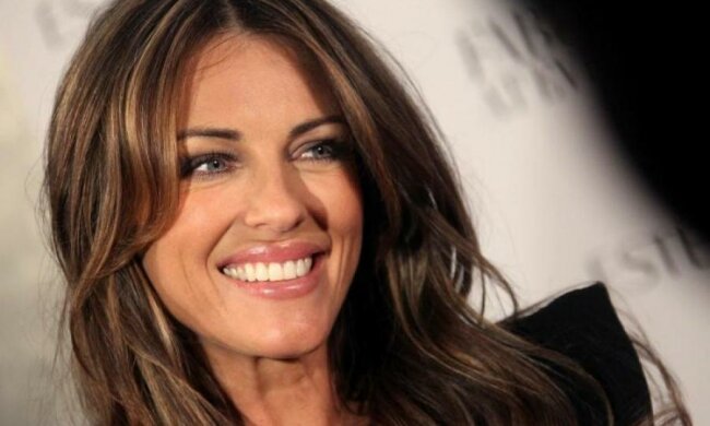 Элизабет Херли заставляет сына делать ее пикантные фото