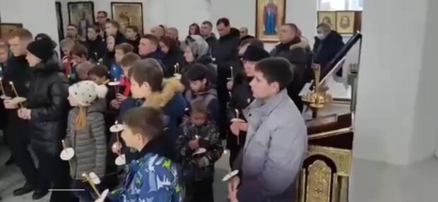 Россияне на похоронах, скриншот: YouTube