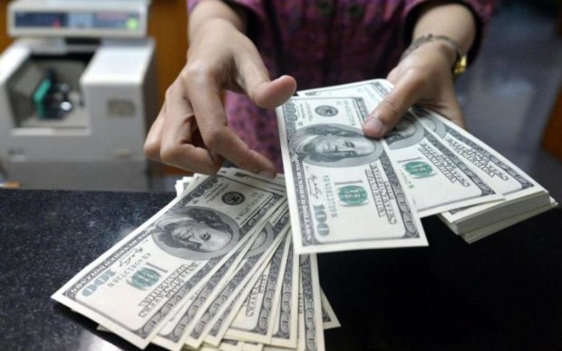 Долговая яма погнала украинцев в банки с последними "зелеными"