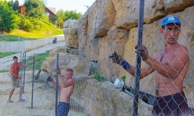 Олігарх відновлює паркан на пляжі наперекір Саакашвілі (фото)