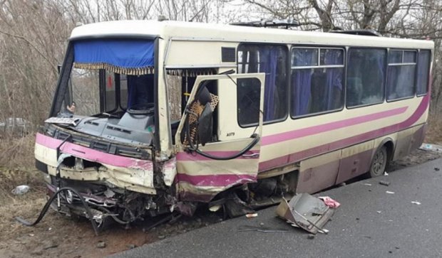 В лобовом столкновении автобуса с авто погибла женщина (фото)