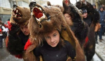 На румынском фестивале станцевали "медведи" (фото)