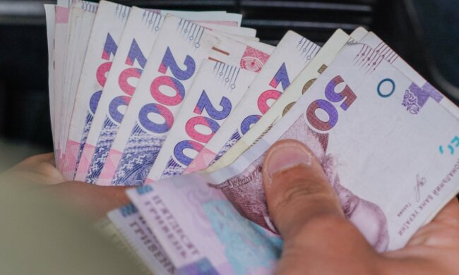 Гривневі купюри та виплати людям з інвалідністю