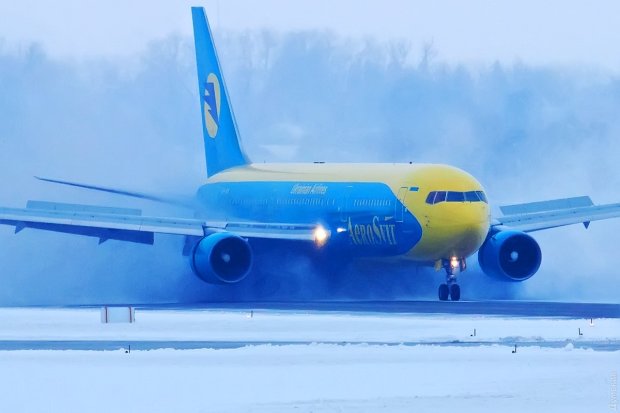Сніговий армагеддон: літак з українцями з Єгипту не долетів до Києва