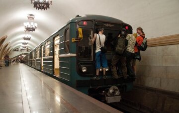 В киевской подземке подсчитали любителей экстрима: "Одному уже отрезало голову"