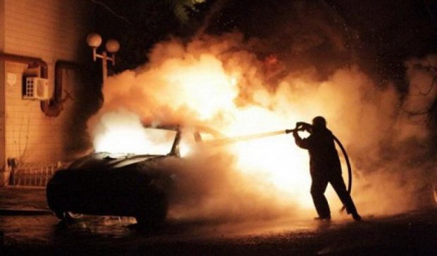 Ночью в столице сгорели семь автомобилей из-за поджога