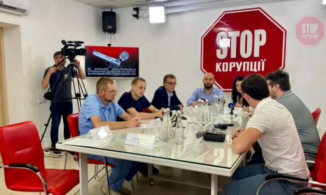 До чиїх рук потрапляють журналістські посвідчення та зброя: у Києві обговорили проблематику фейкових медійників