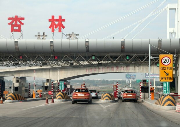 В Китае мост обрушился на автомобили с людьми, кадры трагедии попали на видео