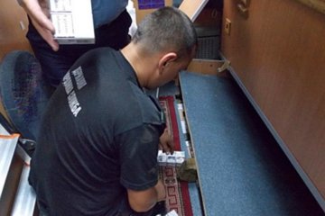 Провідниця возила контрабанду в тайнику під сидіннями (фото)