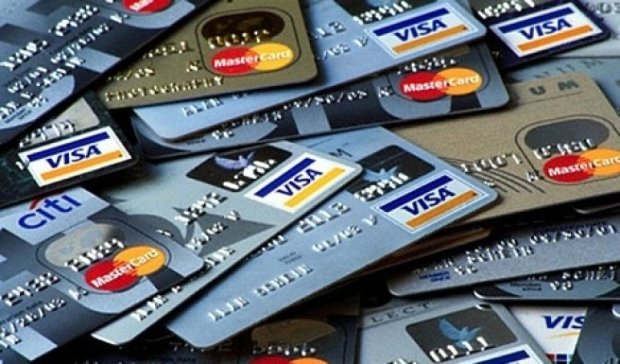 Банки списують вкрадені з карток гроші на їхніх власників