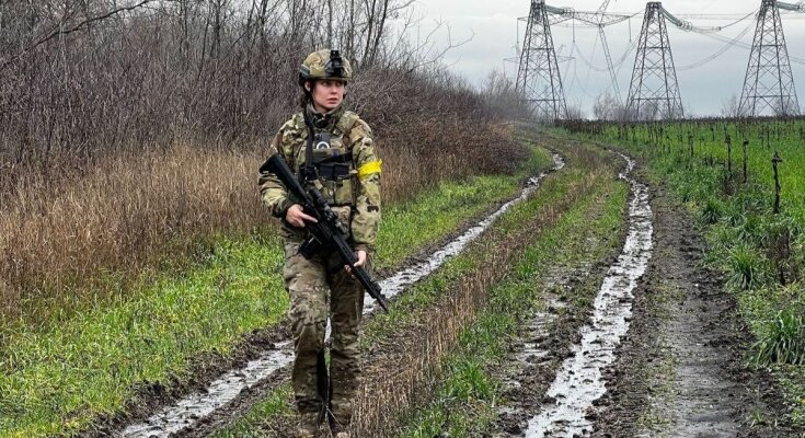 Военная с положительным "Кудрявым". Фото Вечерний Киев