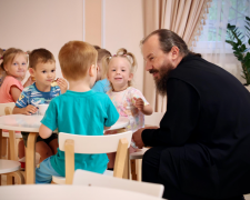 Священик із дітьми / фото: Church Times