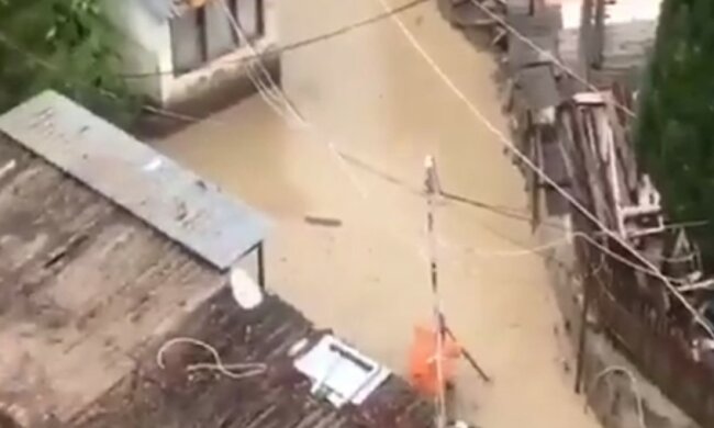 В оккупированном Крыму реки вышли из берегов из-за сильных ливней, жителей эвакуируют
