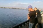 Дніпрянин вивудив велетенського коропа, друзі-рибалки зеленіють від заздрощів