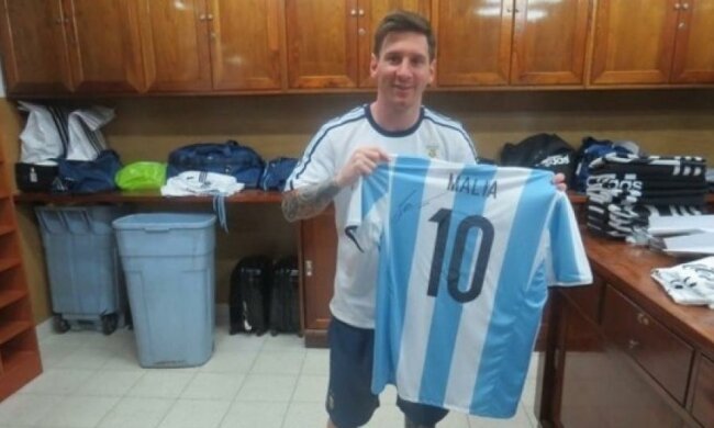 Месси подарил дочерям Обамы футболки (фото)