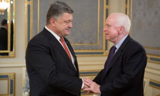 Порошенко обсудил ситуацию на Донбассе с Маккейном