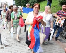 Адское мракобесие в Киеве: напротив Кабмина развернули флаг России