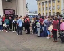 В Киеве утром возле "Вокзальной" образовалась огромная очередь, скриншот