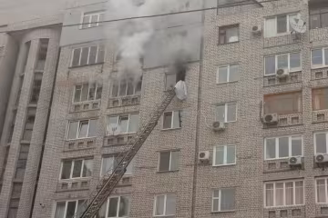 Вогонь охопив київську багатоповерхівку: люди заточені у квартирах, пожежники безсилі