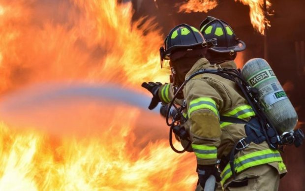 Пекельне полум'я охопило київську багатоповерхівку, є постраждалі