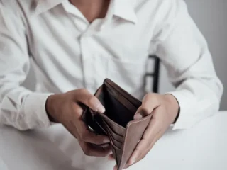 Заблокована банківська картка через борги