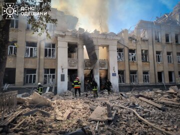 разрушенная ракетой школа в Одесской области