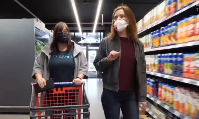 у магазині, скріншот з відео