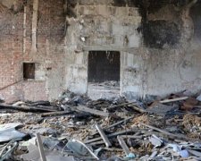 Міськрада Маріуполя після захоплення бойовиками: зрізані батареї та вибите скло (фото)