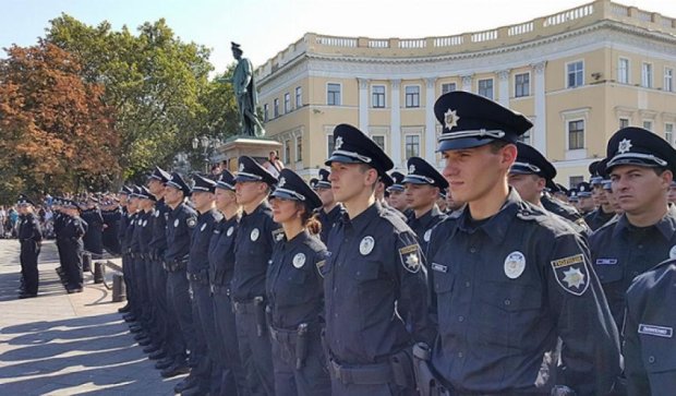 Патрульные приняли присягу на Потемкинской лестнице в Одессе (фото)