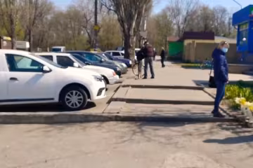 В Запоріжжі вулицею потекли ріки "зеленки" - смердюча рідина розлякала всіх за кілометр