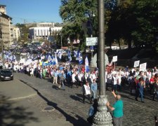 Протест важкохворих: люди не витримують знущань влади, падають просто під міністерством