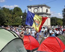 Кишиневский «майдан»: сотни палаток и антиправительственные лозунги (фото)