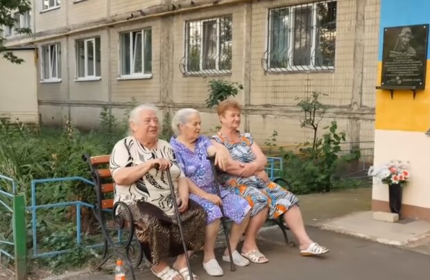 Украинские пенсионерки, скрин из видео