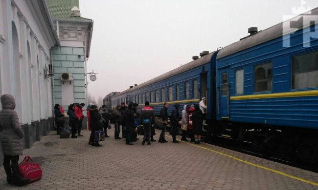 Укрзализныця едва не убила пассажирку "летающей" полкой и вонючей постелью: почти Европа