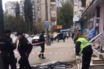 У Києві мати з донькою випали з 9 поверху, на місці поліція і посивілі очевидці - перші подробиці