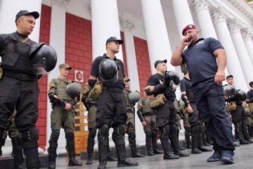 Возле одесской мэрии побили антитрухановцев