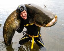 Днепрянин выловил гигантское речное чудовище размером с женщину - чуть не стал обедом монстра